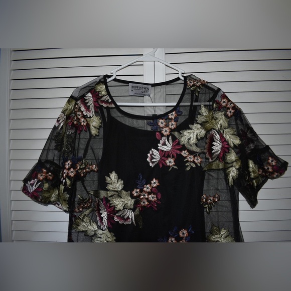 Ruff Hewn NWT Sheer Embroidered Floral Short Sleeve Black/Green/Red Top Size M - Picture 11 of 15